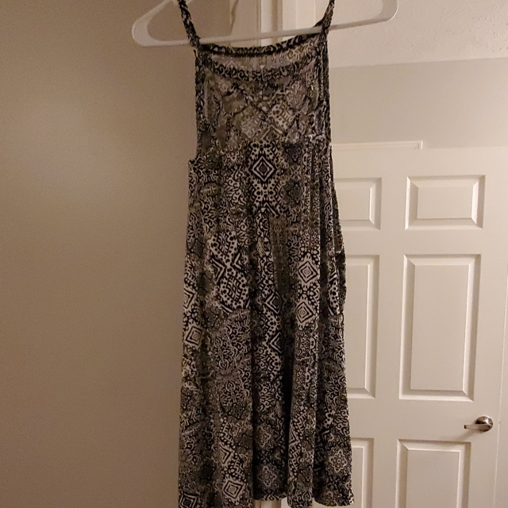 Black and White Deco Swing Tank